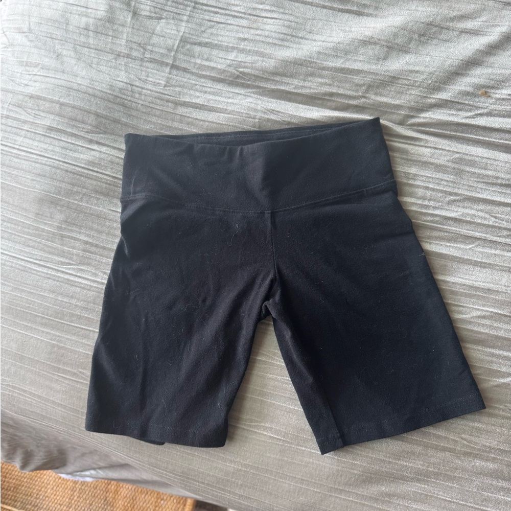 ARITZIA TNA Essential black biker shorts